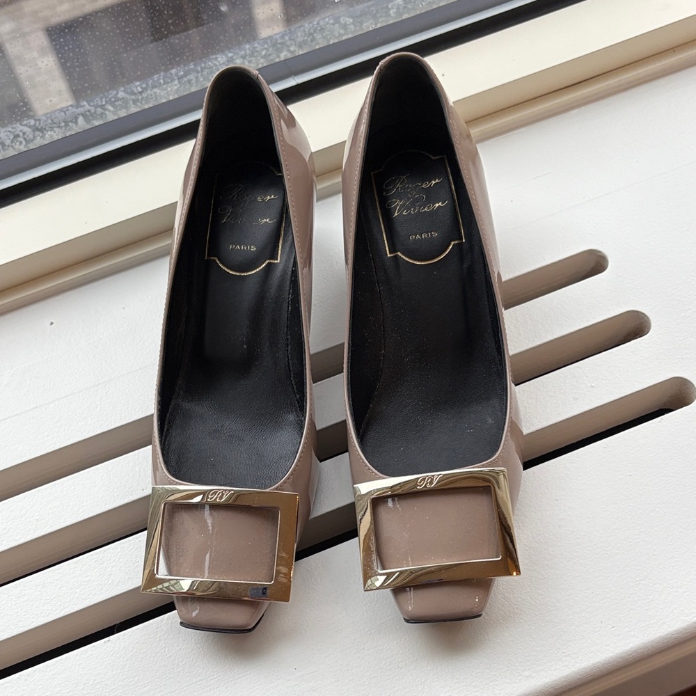 Roger Vivier Beige Heels with Gold Buckle